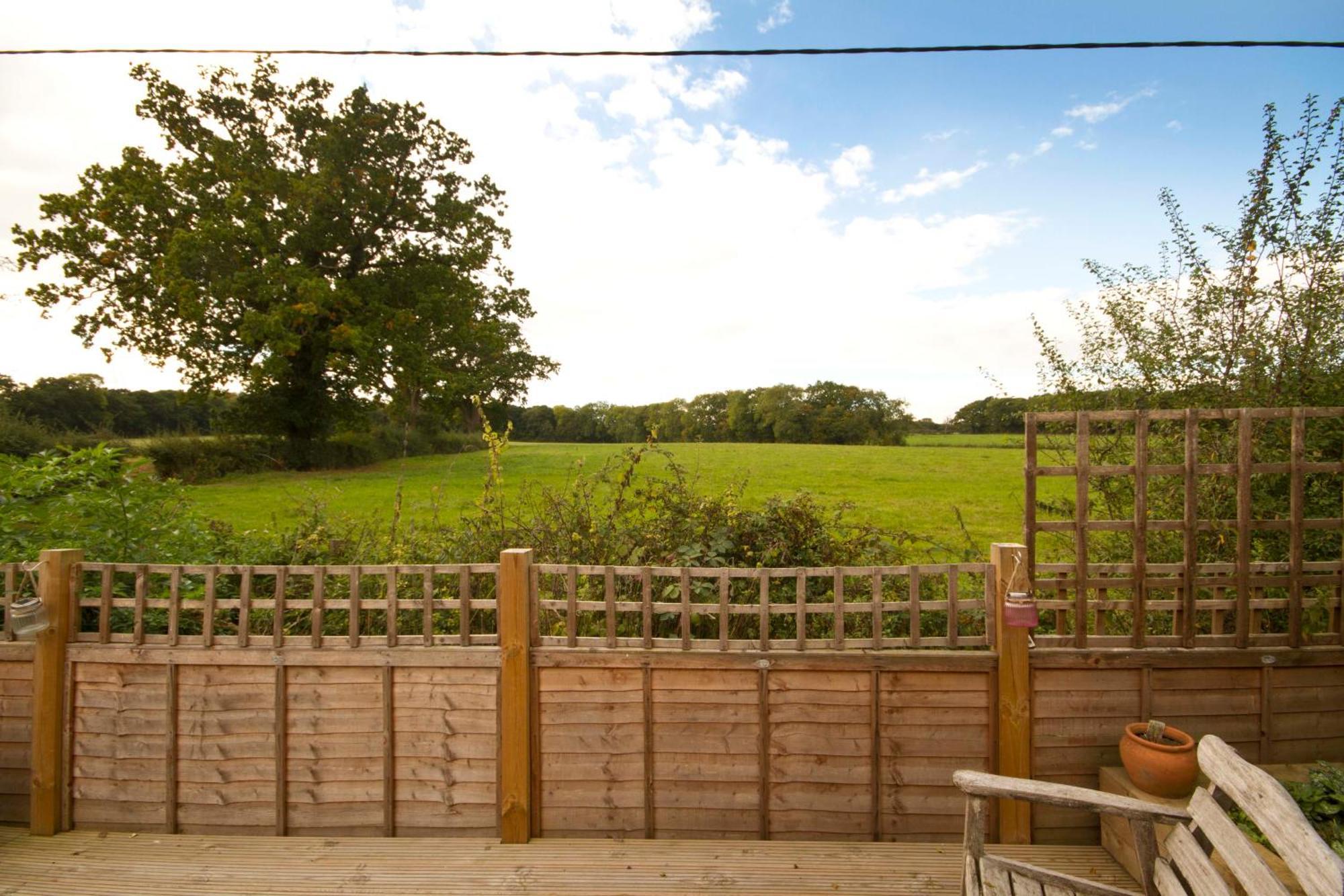Magpies Lodge Slinfold Exterior photo